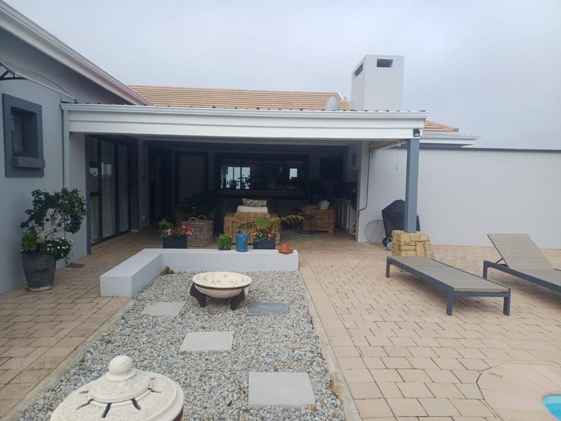 To Let 4 Bedroom Property for Rent in Robberg Ridge Western Cape